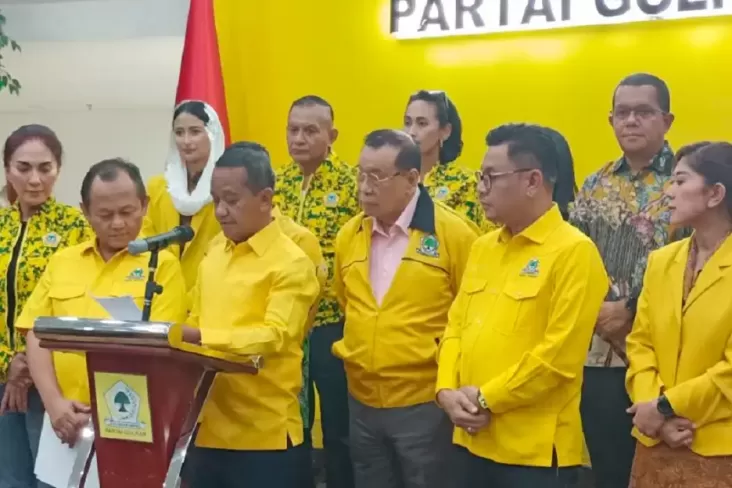 "Jokowi Diminta Bergabung oleh Banyak Kader Golkar, Bahlil Beri Tanggapan"