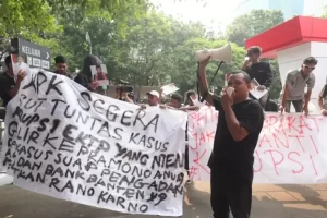 Massa Kembali Berunjuk Rasa di KPK, Tuntut Klarifikasi Kasus Dugaan Korupsi e-KTP dan Alkes Banten