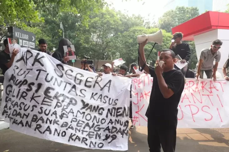 Kontroversi Terus Berkobar, Massa Kembali Berdemo di Depan KPK untuk Minta Keterangan Terkait Kasus Korupsi e-KTP dan Alkes Banten