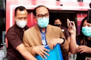 Mengganti Kata “Hukuman” Dengan “Sanksi”, “Hakim Agung Nonaktif” Dengan “Mantan Hakim Agung”, dan “Ditambah” Dengan “Diperberat”

Sanksi Mantan Hakim Agung Gazalba Saleh Diperberat Menjadi 12 Tahun Penjara