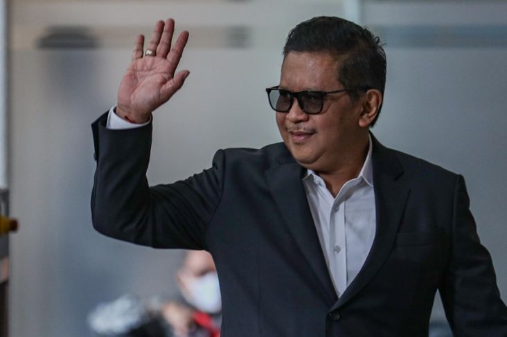 Hasto Kristiyanto Siap Ditahan KPK dengan Kepala Tegap juga Mulut Tersenyum