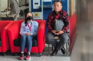 Kader PDIP Maria Lestari Penuhi Panggilan KPK, Pakai Masker Hitam kemudian Kemeja Biru