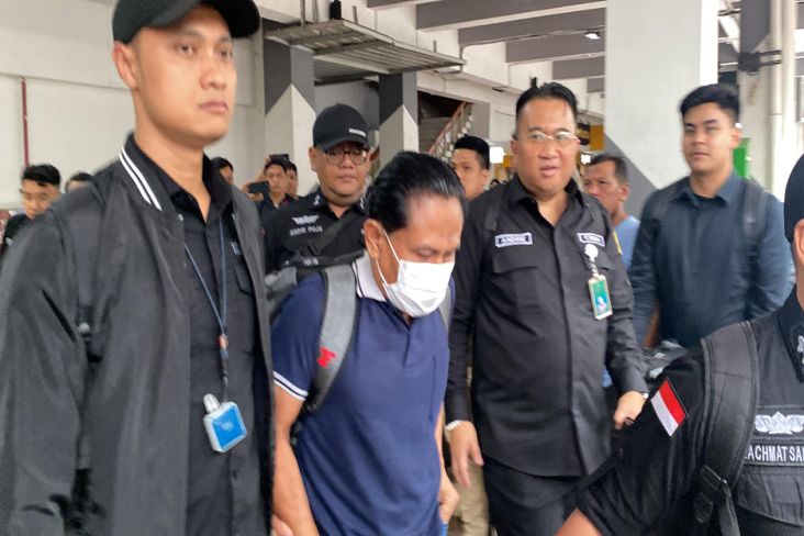 Kasus Ronald Tannur, Eks Ketua PN Surabaya Tiba di area Bandara Halim Langsung Dibawa ke Kejagung