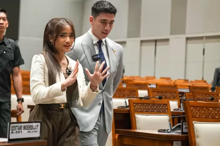 Keliling DPR, Verrell Bramasta Bersama Fuji Utami Perkenalkan Politik untuk Anak Muda