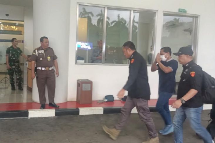 Pakai Masker, Ini adalah Penampakan Eks Ketua Pengadilan Negeri Surabaya ketika Tiba di tempat Kejagung