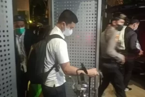 Penyidik KPK Bawa 3 Koper Usai Geledah Rumah Djan Farid