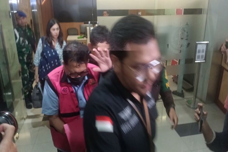 Zarof Ricar Tertunduk kemudian Tutupi Wajah ketika Disinggung Eks Ketua PN Surabaya Diperiksa Kejagung