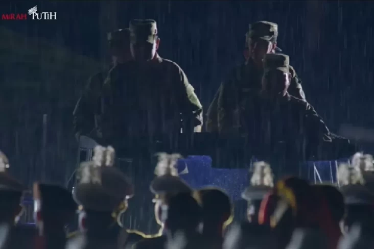 Parade Senja Digelar, Prabowo, SBY, dan juga Jokowi Hujan-hujanan Naik Maung