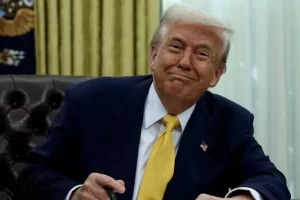 Tarif Bikin Banyak Bursa Saham Ambruk, Trump: Kadang Anda Harus Minum Solusi