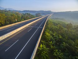 Jalan Rusak Parah di Cibangkonol, Warga Sakit Digotong 1 Kilometer