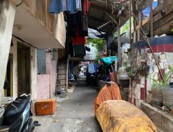 Mengikuti Kehidupan Warga Kampung Pinangsia di Bawah Rel Kereta