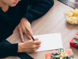 Jika Anda Masih Menulis Kartu Ucapan Tangan, Ini 9 Kualitas Langka yang Dimiliki Psikologi Mengungkapnya