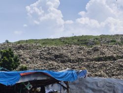 Di Balik Gunungan Sampah, Pahlawan Lingkungan Bekerja dalam Sunyi