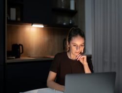 Mengapa pikiran paling jernih setelah pukul 10 malam? Ini 8 keunggulan psikologis yang Anda miliki