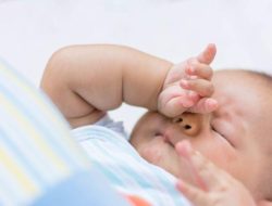 Kamus Bahasa Tubuh Bayi yang Wajib Orang Tua Ketahui
