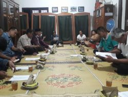 Warga Tanam Pohon di Jalan Rusak, Protes Kreatif Minta Perbaikan Segera