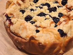 Cheesecake blueberry yang lembut dan renyah