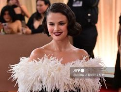 Selena Gomez Tampil Mewah dengan Gaun Chanel yang Diproduksi 323 Jam di Golden Globes 2026