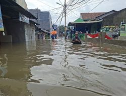 Banjir 1 Meter Hancurkan Permukiman Duri Kosambi, Jalan Lumpuh Total