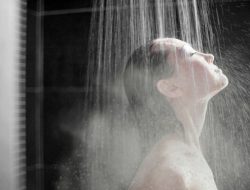 Orang yang Suka Mandi Malam Punya 6 Kebiasaan Khas Ini, Menurut Psikologi