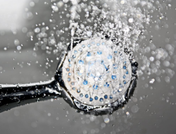 7 cara bersihkan kerak shower dengan cuka putih