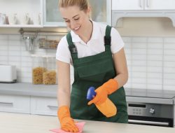9 Ciri Kepribadian Orang yang Selalu Bersihkan Meja Dapur