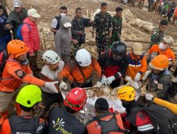 Air Mata di Pinggir Longsor Cisarua, Ibu Waty Menanti Kabar Anak-Anaknya yang Hilang