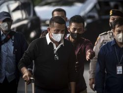 Bupati Cilacap Jalani Salat Isya Sebelum Ditahan KPK Terkait Kasus THR