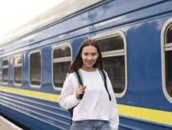 10 tips liburan naik kereta, pesan tiket lebih dulu