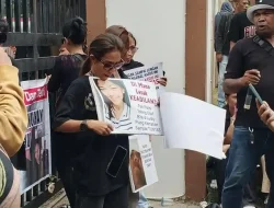 Keluarga Bawa Salib Saat Rekonstruksi Kasus Lucky Sanu dan Delfi Foes di Kupang NTT
