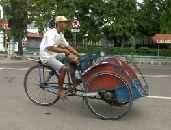 KDM Beri Uang Cuti Rp1,4 Juta untuk Tukang Becak di Cirebon