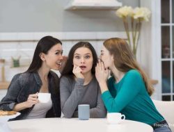 Arti Kata Spill the Tea, Makna dan Contoh Penggunaan