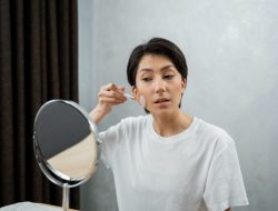 6 Urutan Skincare Pagi untuk Usia 40+