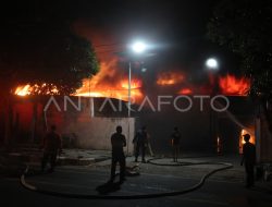 Kebakaran pabrik isolasi terbesar Surabaya: Api meludeskan 2 hektare dalam 10 menit